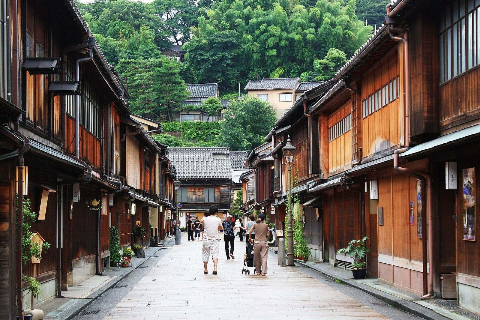 Calle de casas de té de madera en el barrio Higashi Chaya de Kanazawa