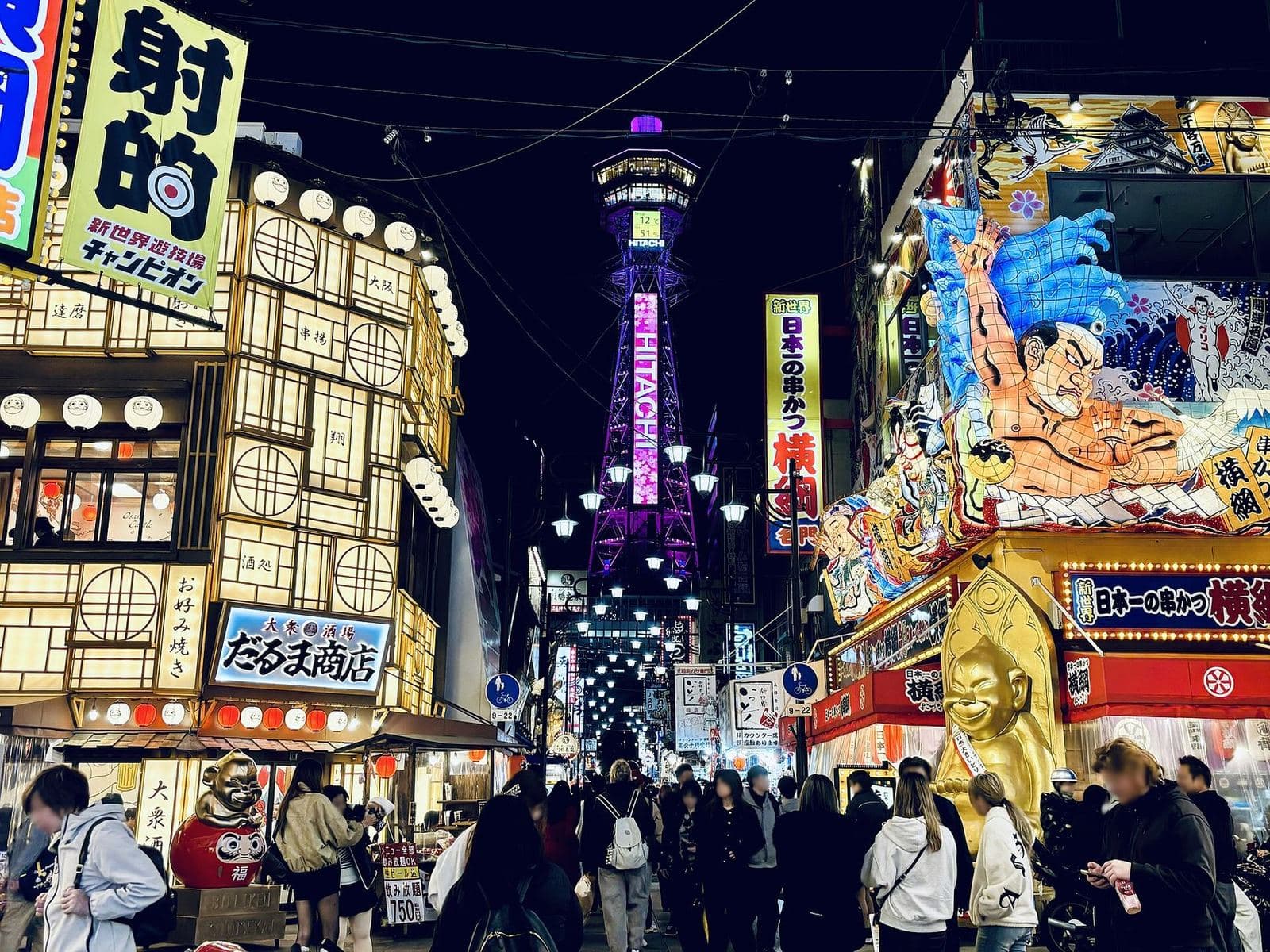 Calle de Shinsekai con la torre Tsutenkaku al fondo