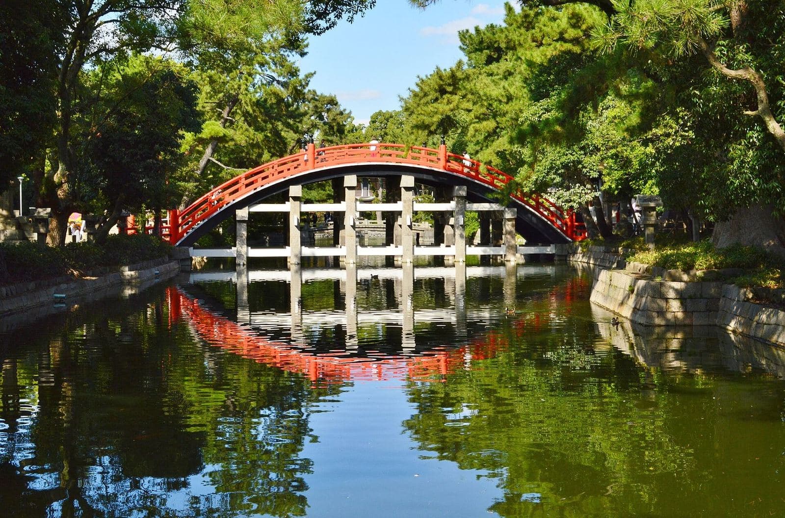 Puente arqueado Sorihashi del santuario Sumiyoshi Taisha