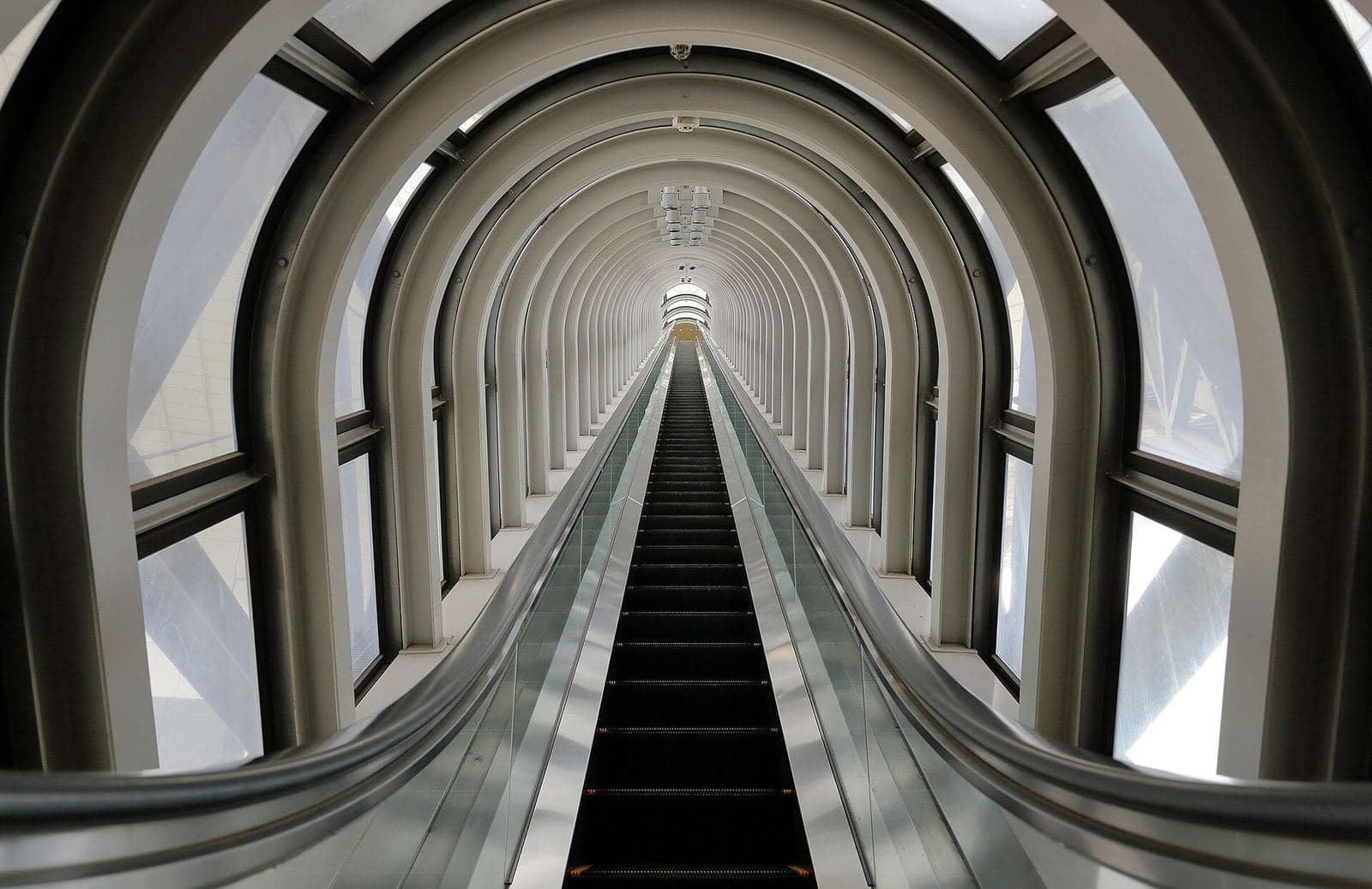 Escalera mecánica suspendida que sube al observatorio del Umeda Sky Building