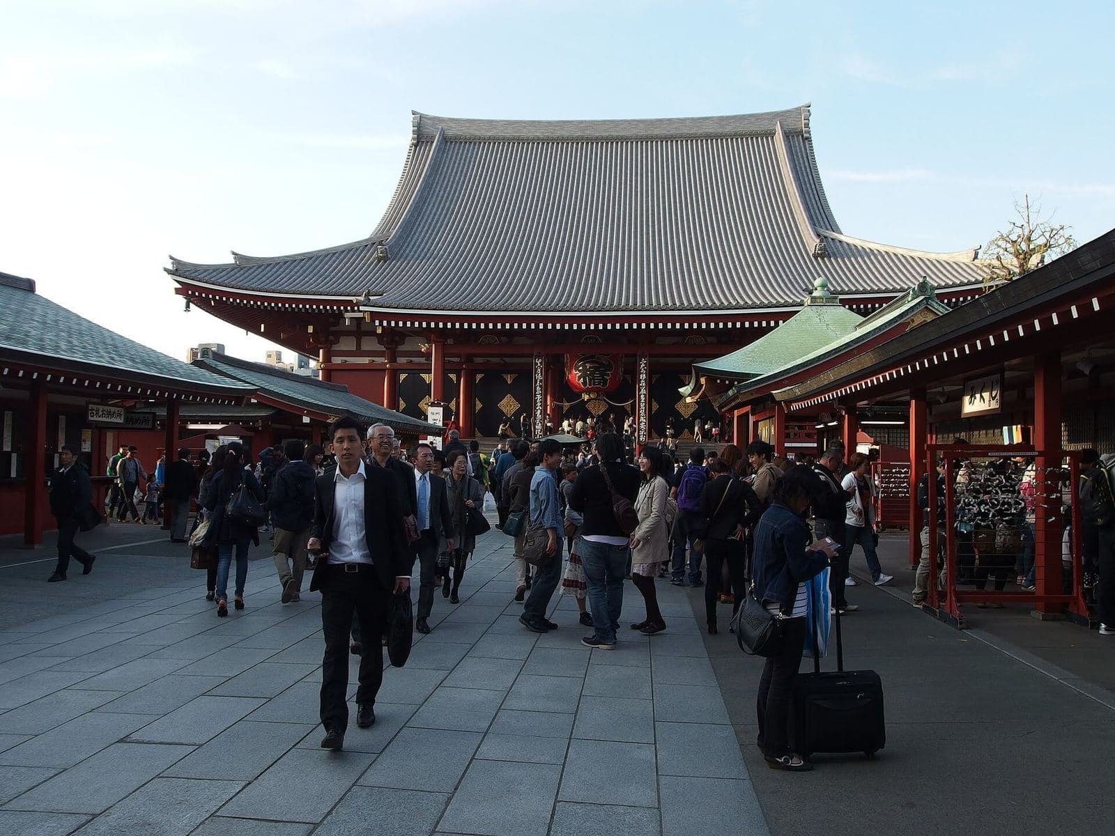 Pabellón principal del templo Senso-ji, en Asakusa, con visitantes